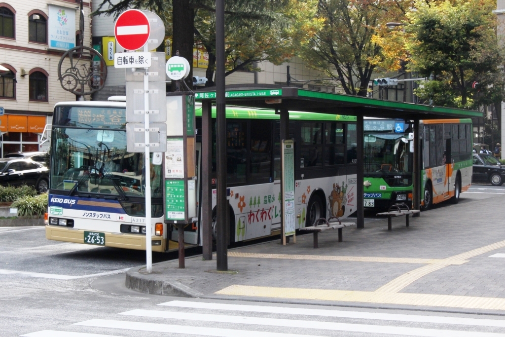 阿佐ヶ谷駅前では京王と都営のバスが並ぶ
