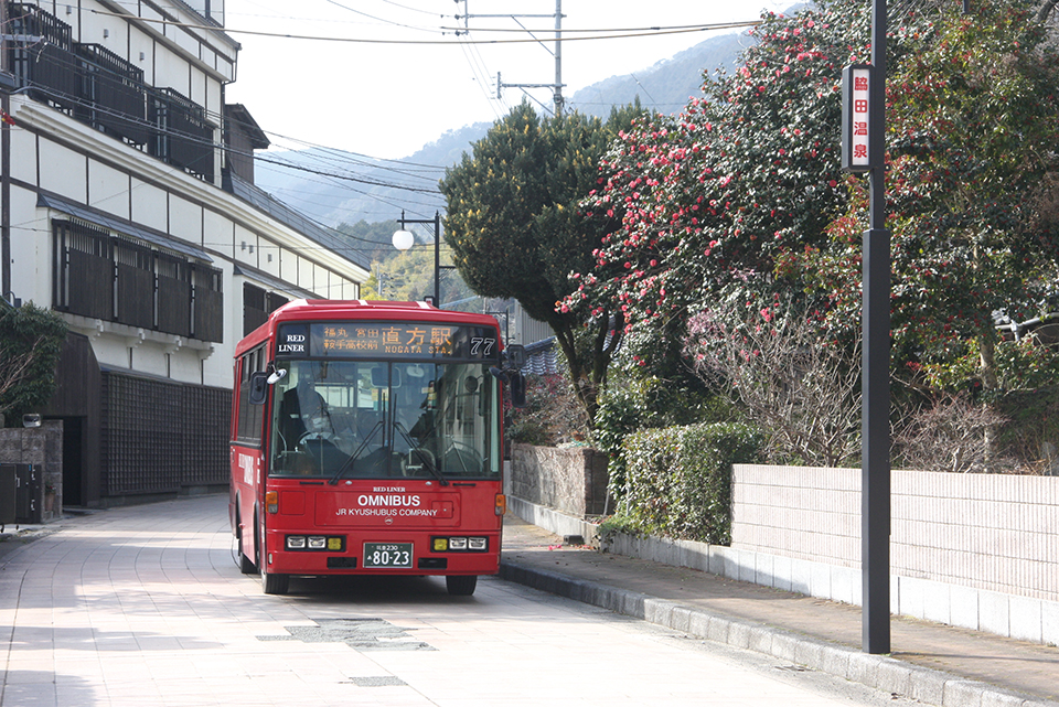 奈良時代からの歴史を持つという宮若市の脇田温泉。犬鳴川沿いを中心に6軒の宿が営業しており、直方本線のバスは県道を外れて温泉街を抜けていく