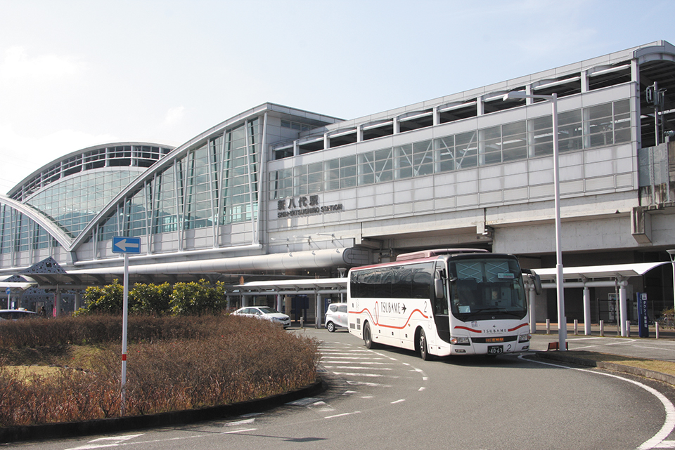 2011年3月に全線開通した九州新幹線鹿児島ルート。新八代では高速バス「B＆Sみやざき」が接続しており、博多～宮崎間が最速3時間2分で結ばれた