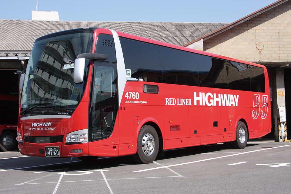 三菱ふそう 2TG-MS06GP　■744-17560／鹿児島230あ4760／鹿児島支店／高速　JR九州バスの車両はコーポレートカラーの赤一色に白文字を配したデザインに統一されている