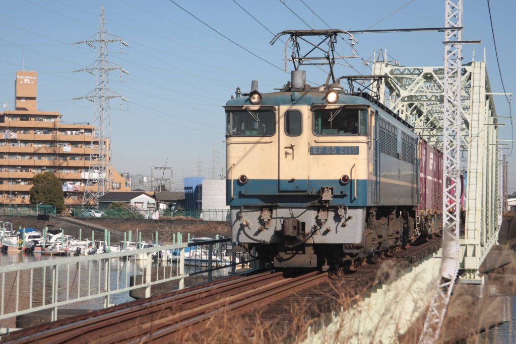 貨物列車の一例（EF65 2119・記者撮影）