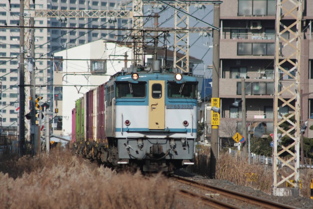 貨物列車の一例（EF65 2127・記者撮影）