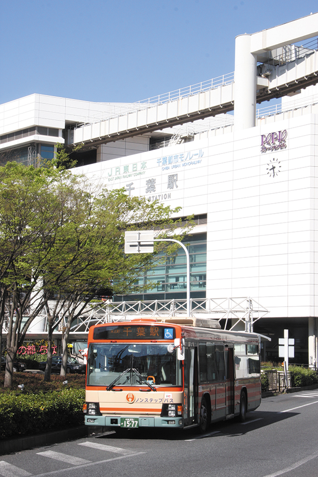 JR千葉駅には多くの路線が発着。内房線・京葉線沿線の商業地域、住宅地域、医療施設、文教施設などを高頻度で結ぶ都市型輸送を行っている