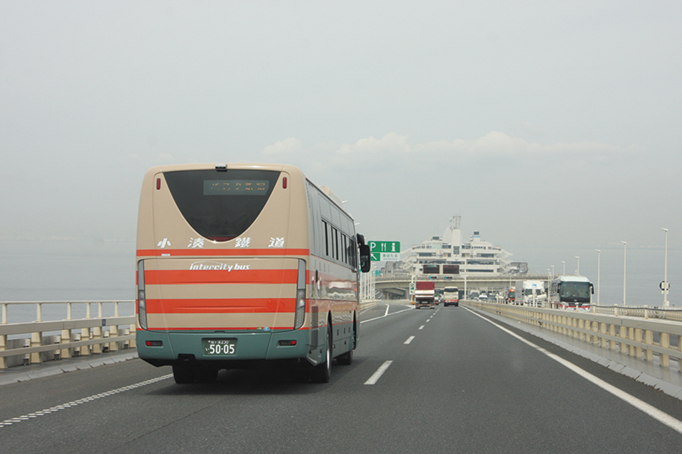 東京湾アクアラインは小湊鐵道の高速バスの大動脈。都区内・羽田空港・神奈川県内にアクセスする路線があり、川崎系統の一部は海ほたるに停車する