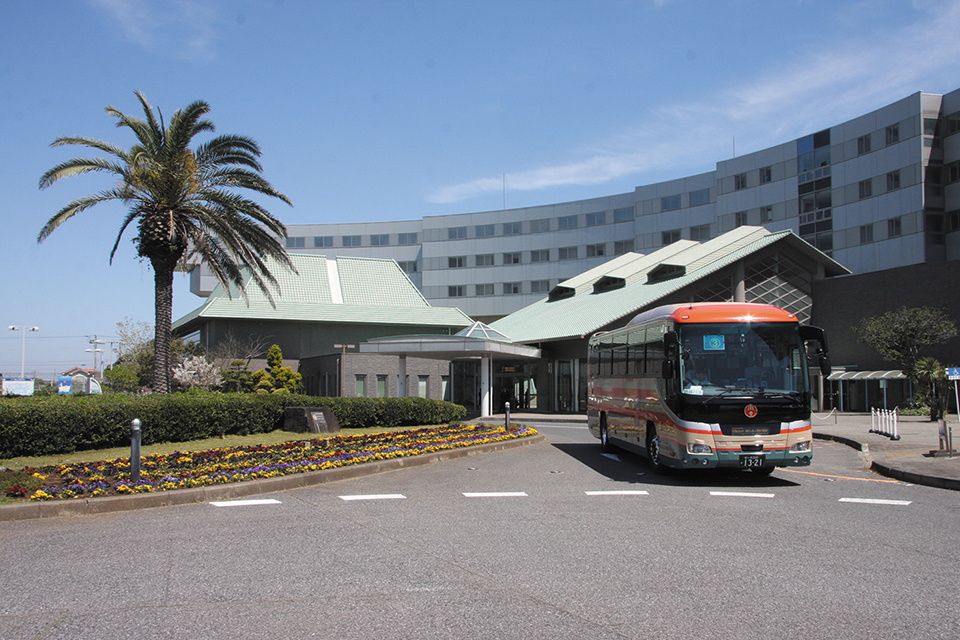 国民宿舎「サンライズ九十九里」はオーシャンビューのリゾート施設。大網駅までの一般路線のほか、特急バス・高速バスが千葉駅・東京駅と直結している
