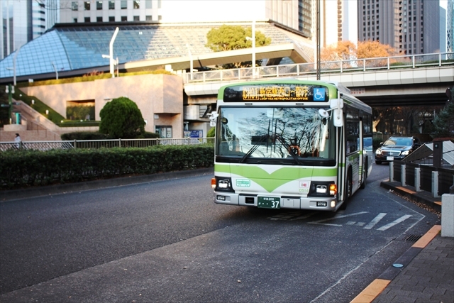 都庁第一庁舎に到着する京王バス便