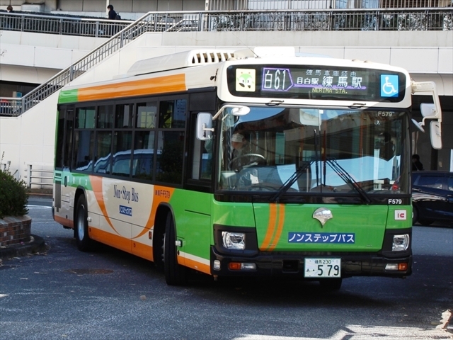 新宿駅西口ターミナルに入線する白61系統