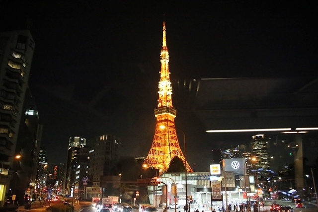東京タワーもさまざまな角度から見せるルートになっている