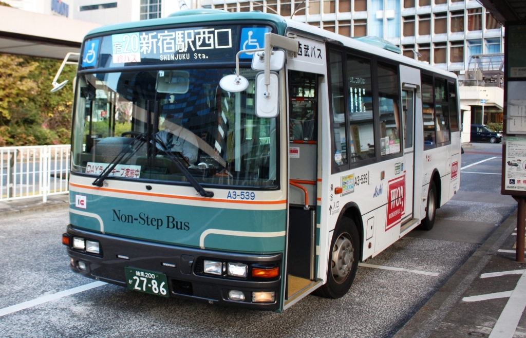 新宿駅西口に到着した西武バス