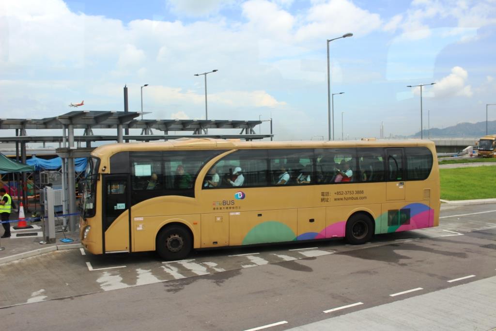 香港・マカオ・珠海を橋で相互運行するバスは両方にドアがある