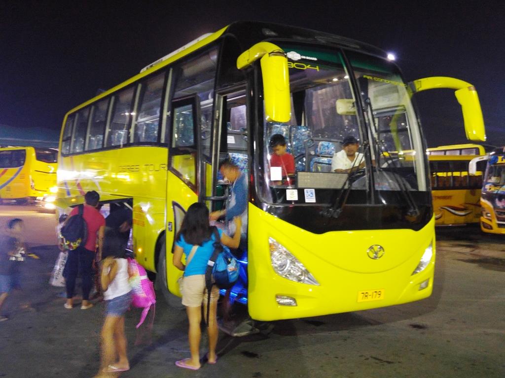 バスターミナルに到着したフィリピンの長距離バス