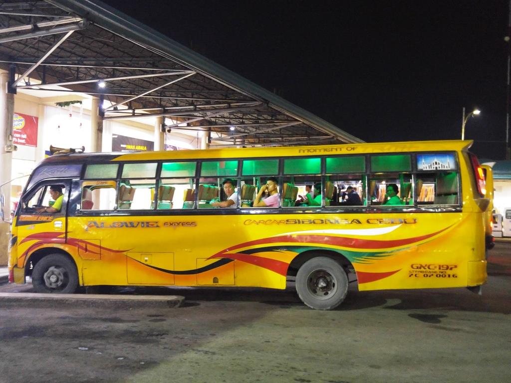 フィリピンの中距離バスには運賃の安いノンエアコンバスも多い