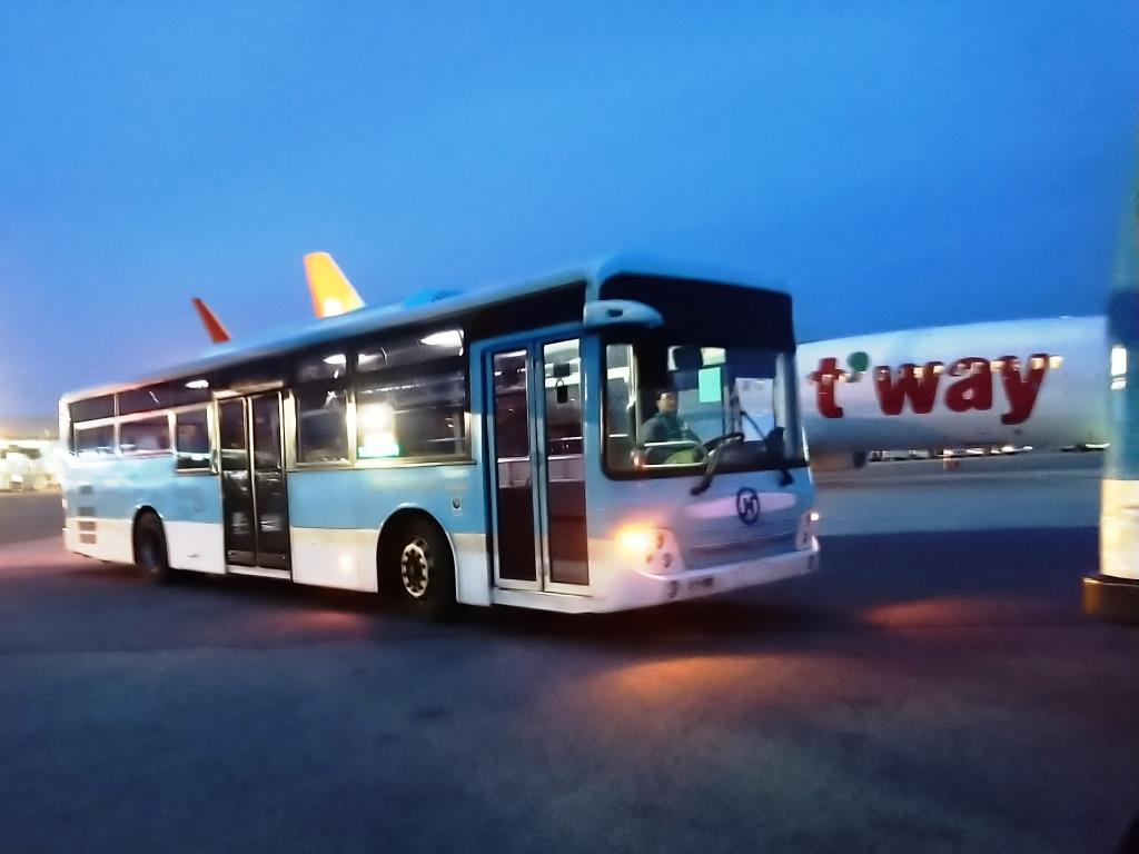 韓国の空港で走るランプバス