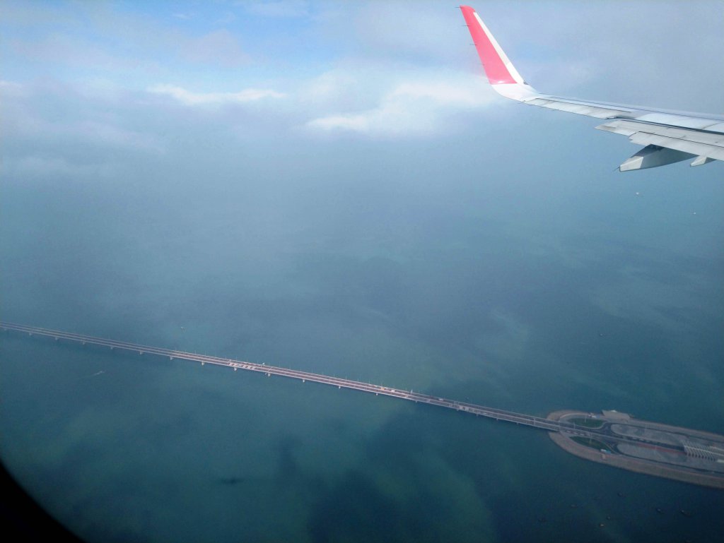港珠澳大橋は航空路によっては香港国際空港に着陸の際に上空からよく見える