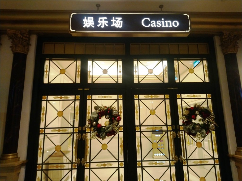 マカオのホテルに到着すると目の前がカジノの入り口