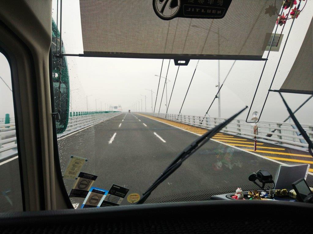 港珠澳大橋は右側通行