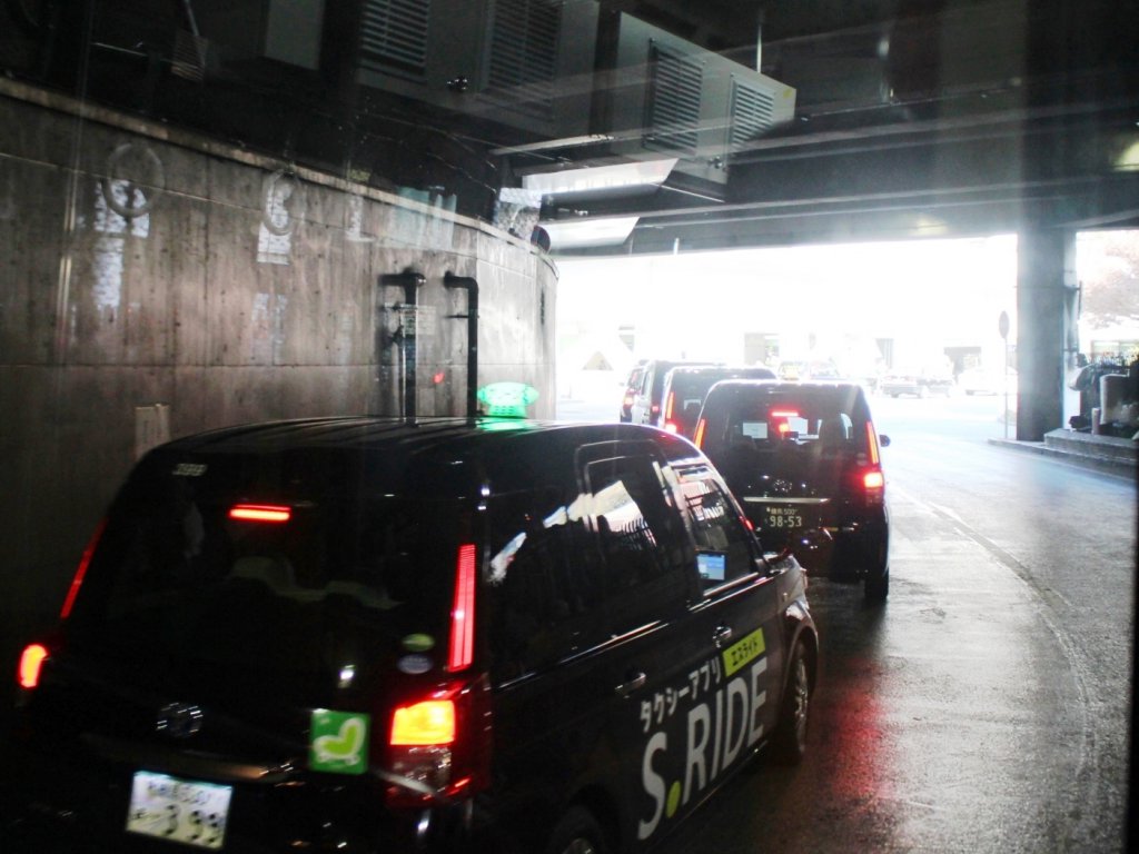 新宿駅西口に向けてのトンネル内は客待ちタクシーの列が並ぶので右車線だけが走行可能
