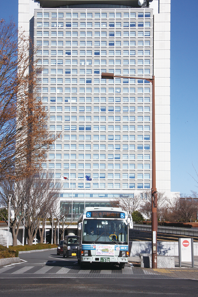 1999年に水戸市笠原町に移転・開庁した茨城県庁。庁舎の敷地内に立つ県庁バス停と水戸駅南口を結ぶシャトルバスは、関鉄と茨交の共同運行である