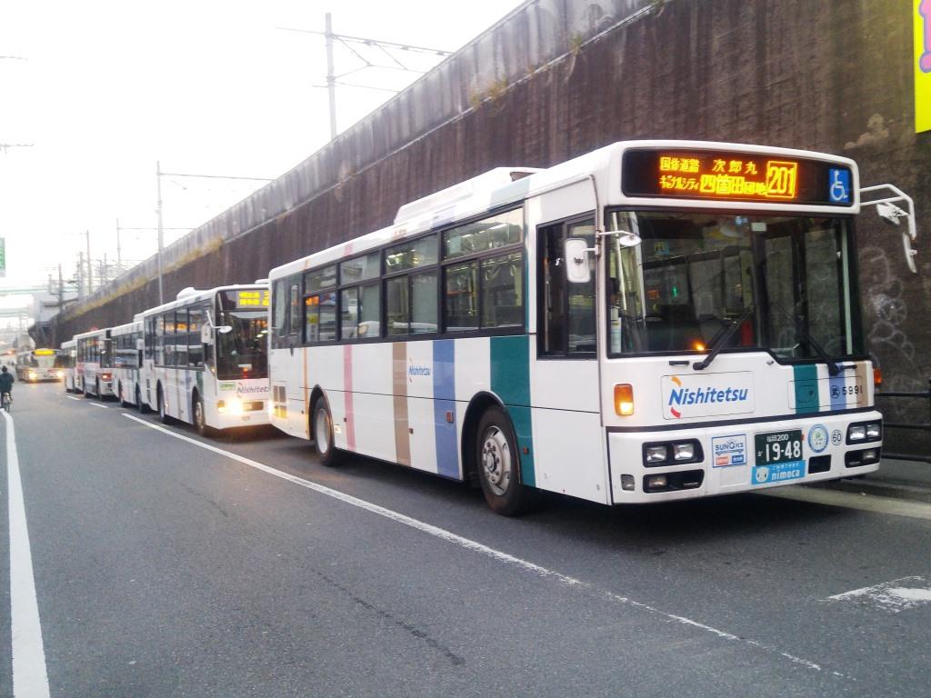 西鉄博多営業所から出庫するバスの列