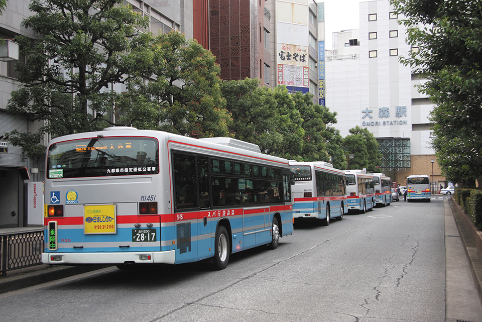 JR京浜東北線の大森駅東口には湾岸工業地域からの路線が集中。夕刻になると、退勤客で満員になったバスが次々に到着する