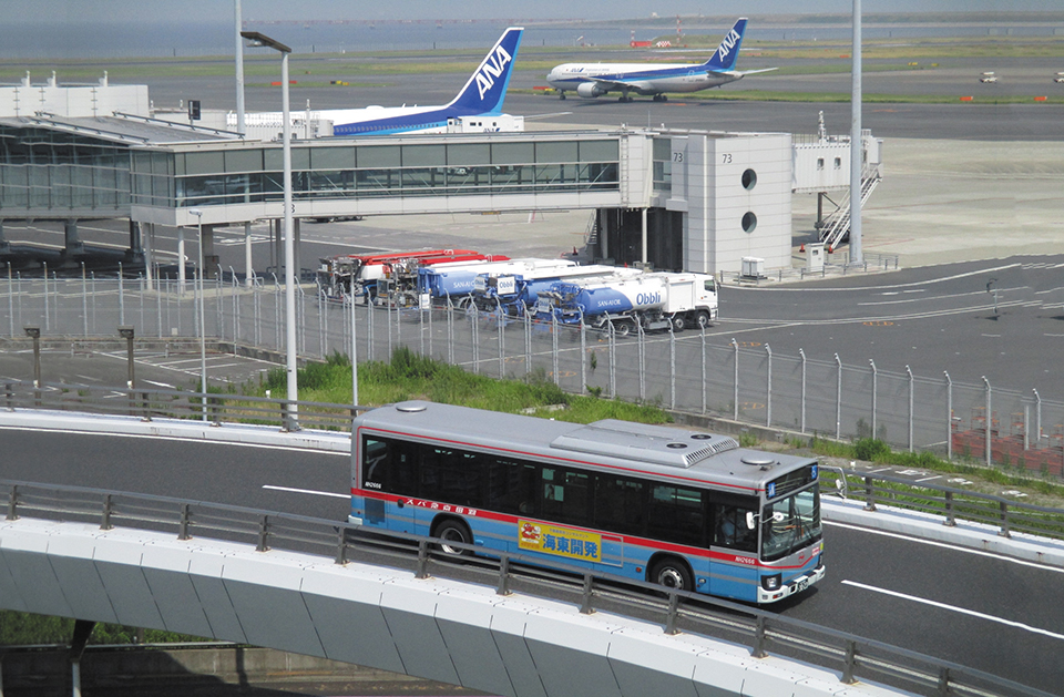 羽田空港アクセス輸送は京急バスの重要な使命。バスは国内線第1・第2ターミナルと国際線ターミナルの連絡路を複雑に走行する