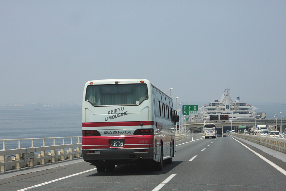 東京湾アクアライン経由の高速バスは京浜地区と房総半島を直結して急成長。川崎～木更津系統は日中、人気の海ほたるPAに停車する
