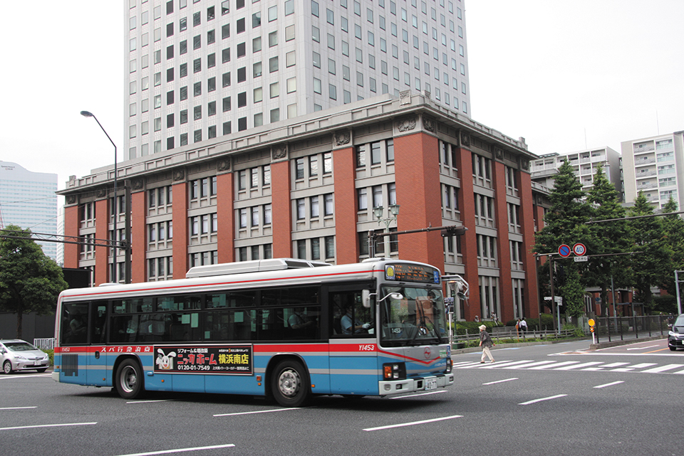横浜市の中心部に乗り入れる〈110〉系統。後方の横浜第二合同庁舎は1926（大正15）年に横浜生糸検査所として建てられたもの
