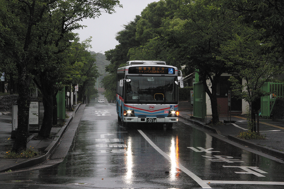 横浜京急バス能見台営業所は関東学院大学の特定輸送を担当。駅とキャンパスを結ぶシャトルバスやキャンパス間連絡バスを運行する