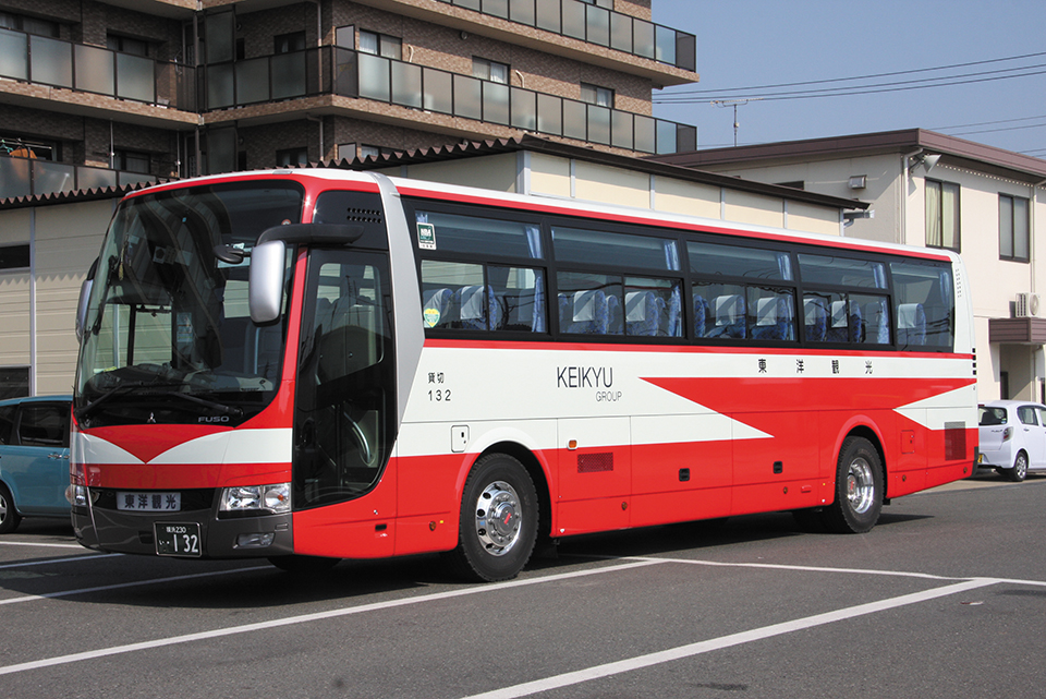 横須賀営業所の三菱ふそうQRG-MS96VP。京急グループの貸切バスを一手に引き受けた東洋観光は2008（平成20）年以降、一般貸切車のボディカラーを京浜急行電鉄の貸切デザインに改めている