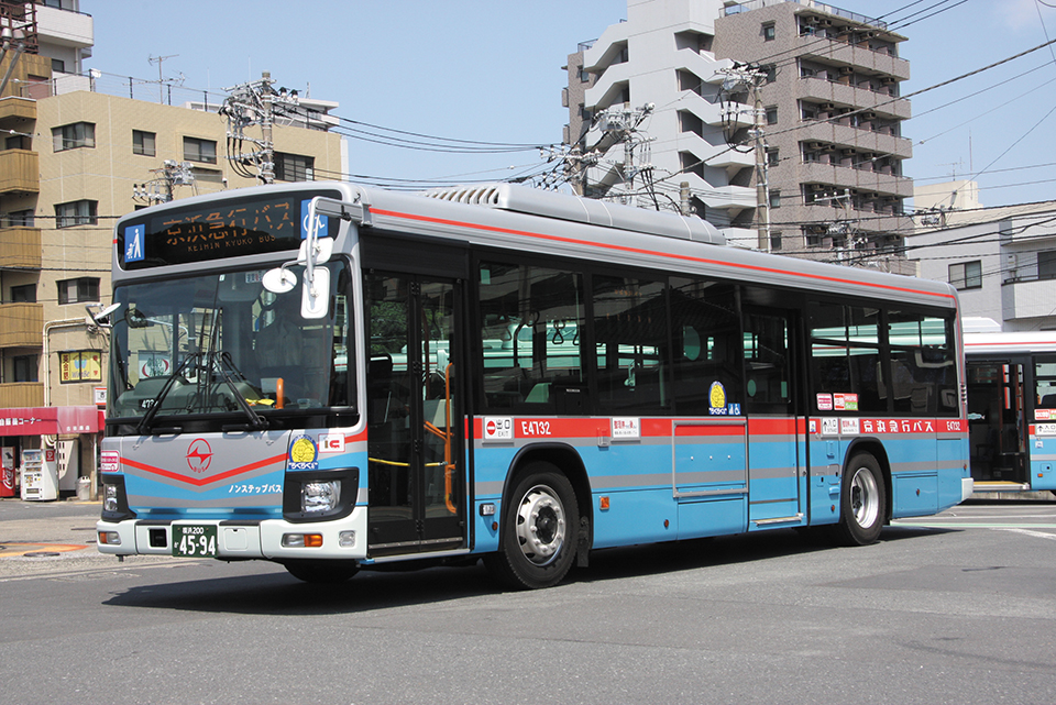 日野 QKG-KV290N1　■E4732／横浜200か4594　衣笠営業所／一般路線　1958年から採用されているメタリックの一般路線バスカラー