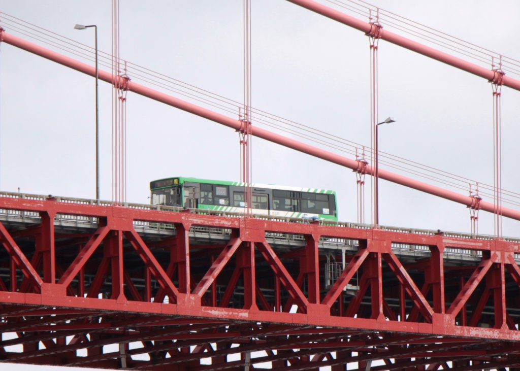 若戸大橋を渡る北九州市営バス（135mm×1.6倍をトリミング拡大）