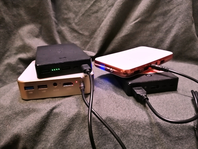 カベーニPRO（左）もカベーニ（右）もモバイルバッテリーで駆動可能