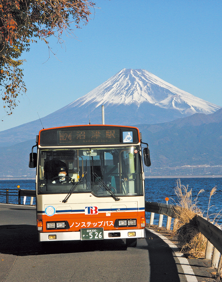 富士山をバックに沼津駅に向かう「N24」系統。2017（平成29）年からアルファベットと数字2桁の系統番号を全路線に導入