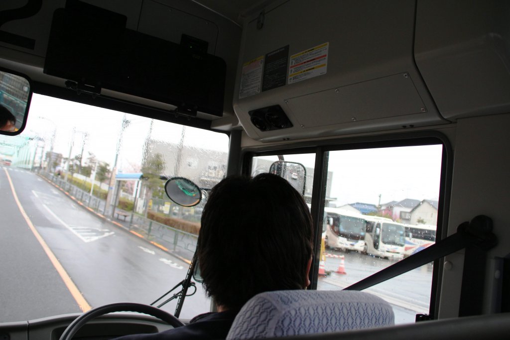 京成バス奥戸営業所を右に見る