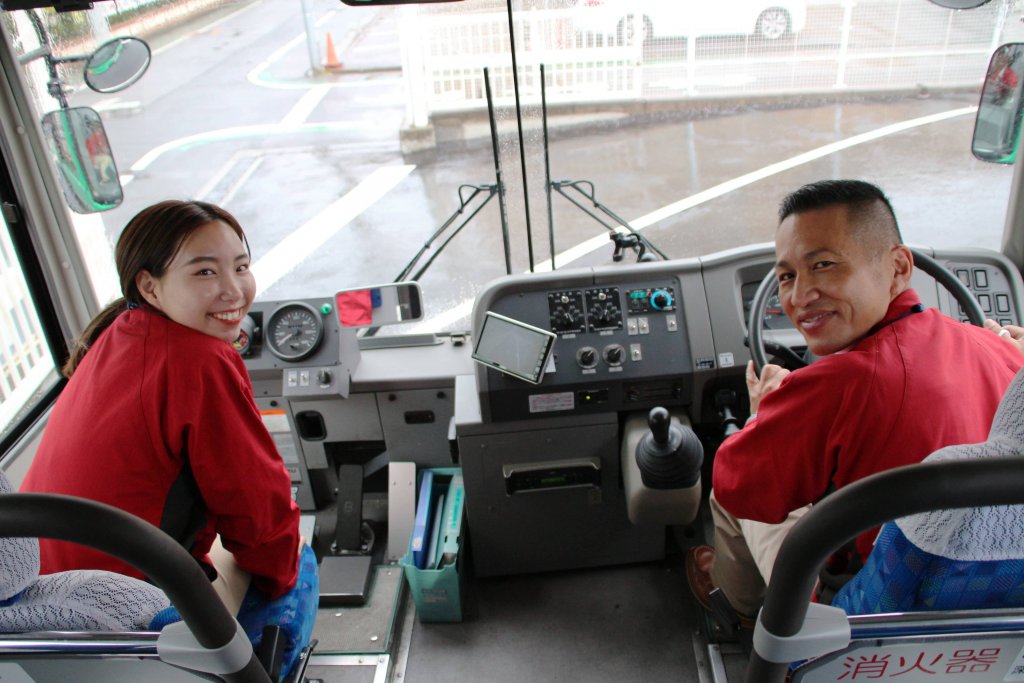 平和橋自動車教習所の千葉尚祐さん（右）と岡本佳奈さん（左）