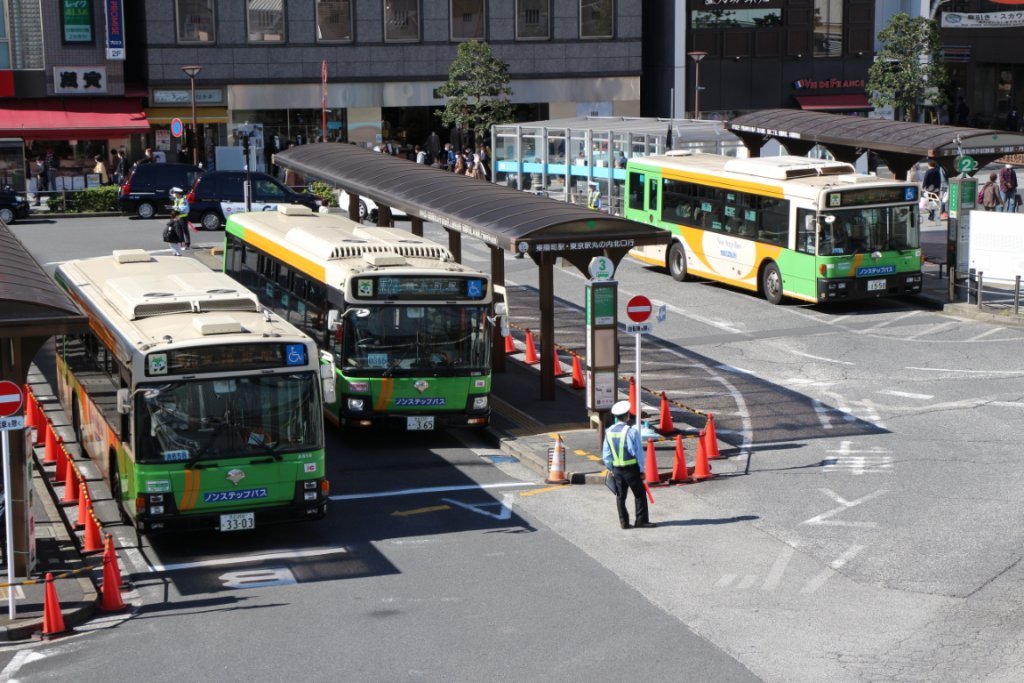 多くの都営バスが並ぶ錦糸町駅前