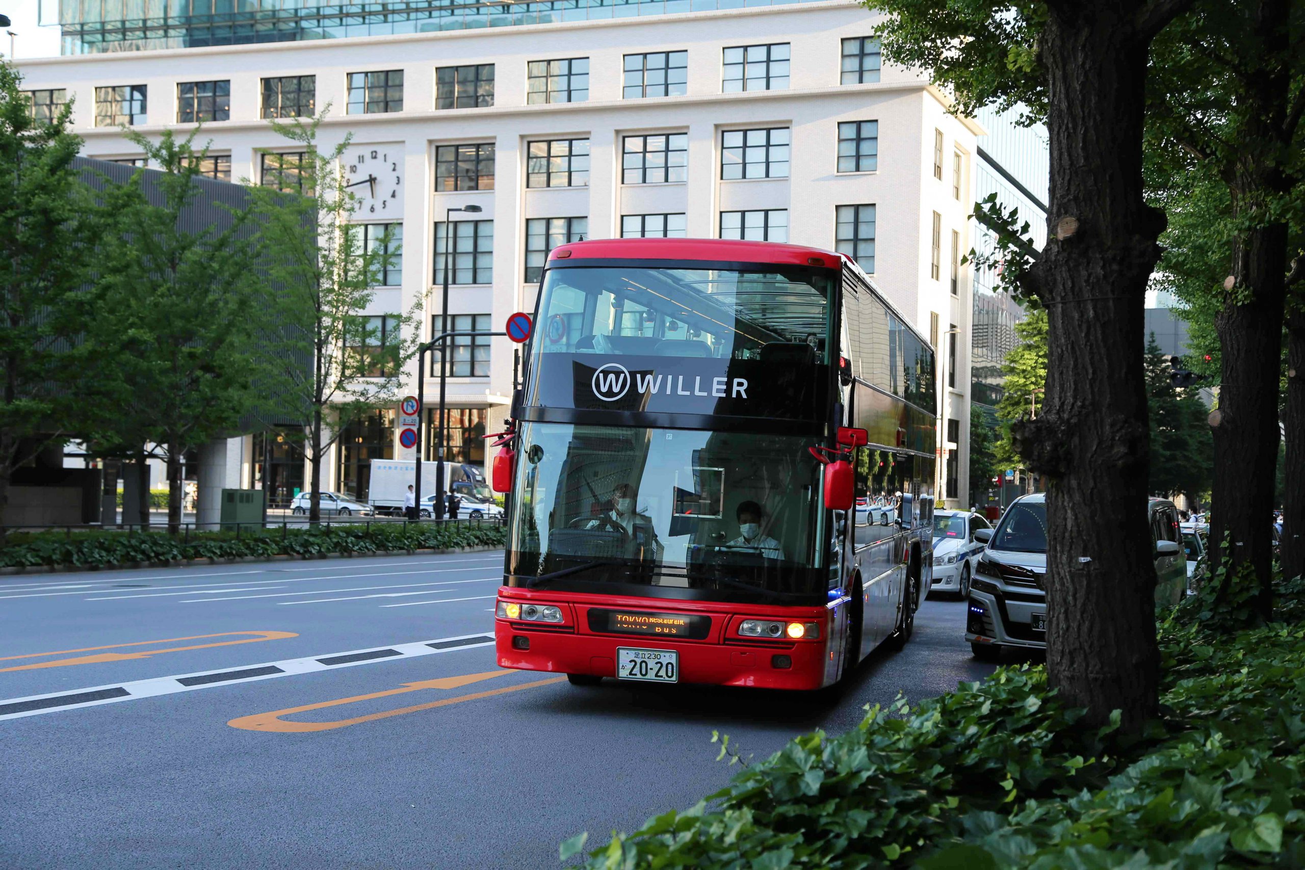 超ド級の迫力！ 桁下4.1mを大型バスがギリギリ通過する川崎工場夜景