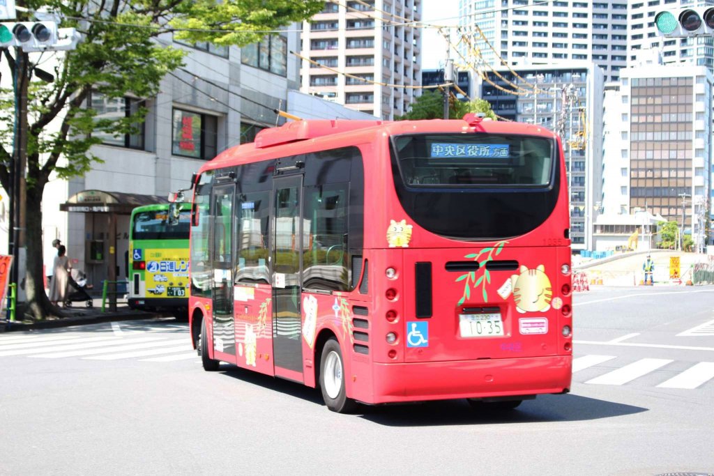 江戸バスの日野ポンチョと奥には都営バス