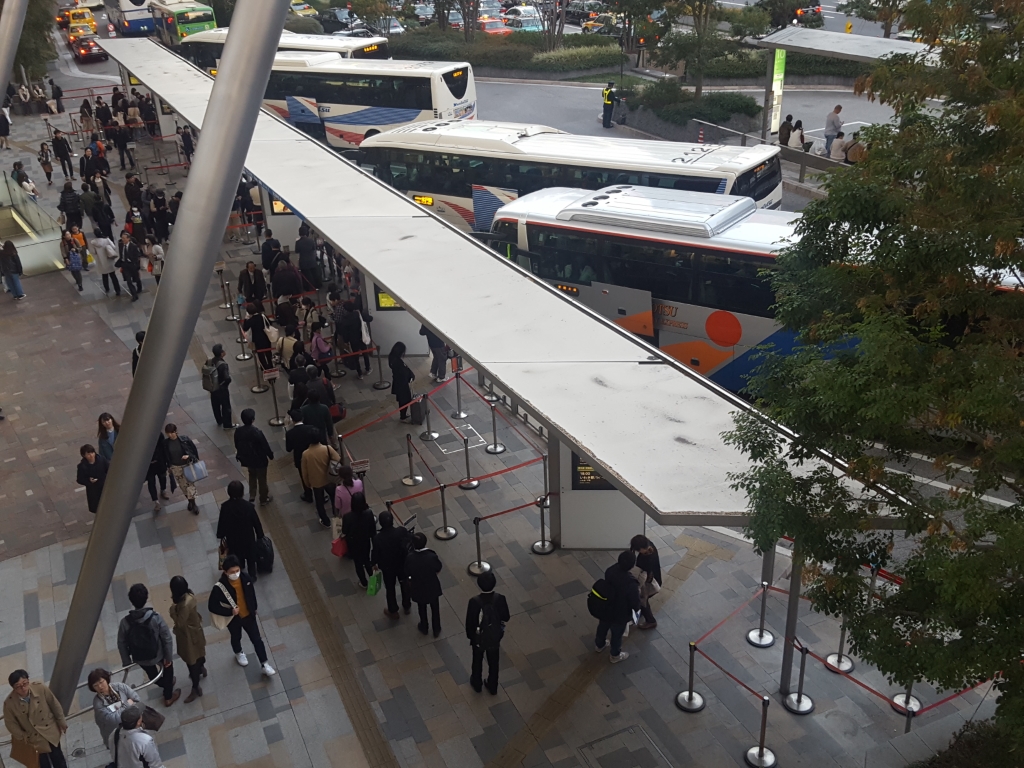 自由席路線の比率が大きいJRバス東京駅。路線ごとにバースが固定され、待機列が長い