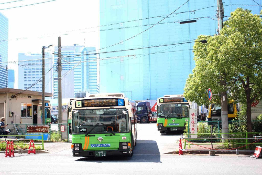 豊海水産埠頭操車所から出庫する都営バス