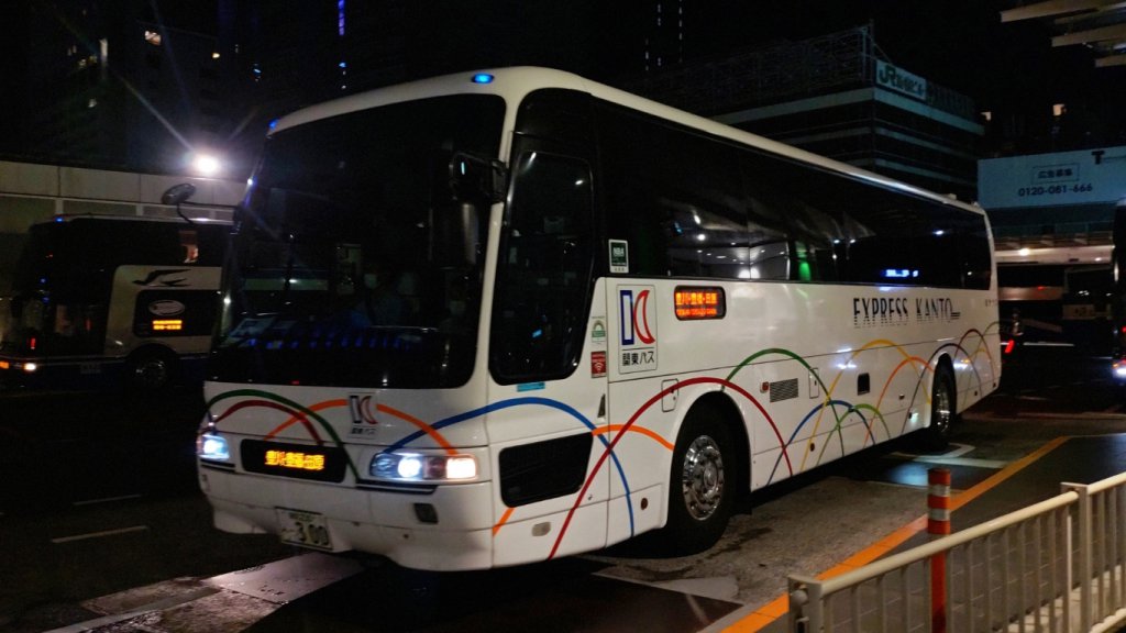 関東バスのエアロバスが到着