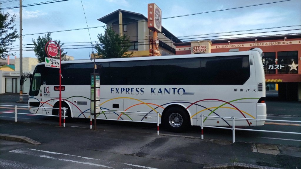 藤沢町を発車する関東バス