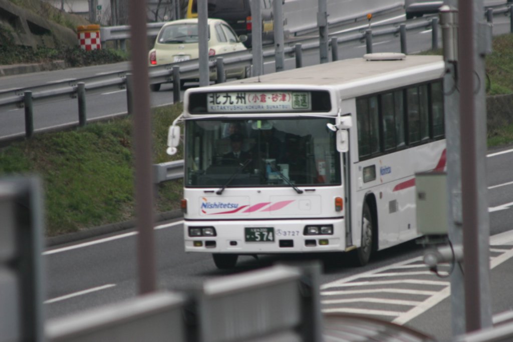 高速皿倉山ケーブルバス停を通過する西鉄バス