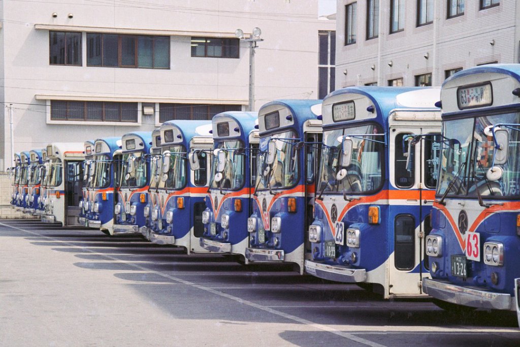 ずらりと並ぶナナサンマル車。90年代半ばまで、沖縄本島の路線バス車両はナナサンマル車が過半を占めた。数が多く、老朽取換えがなかなか進められなかったのも一因
