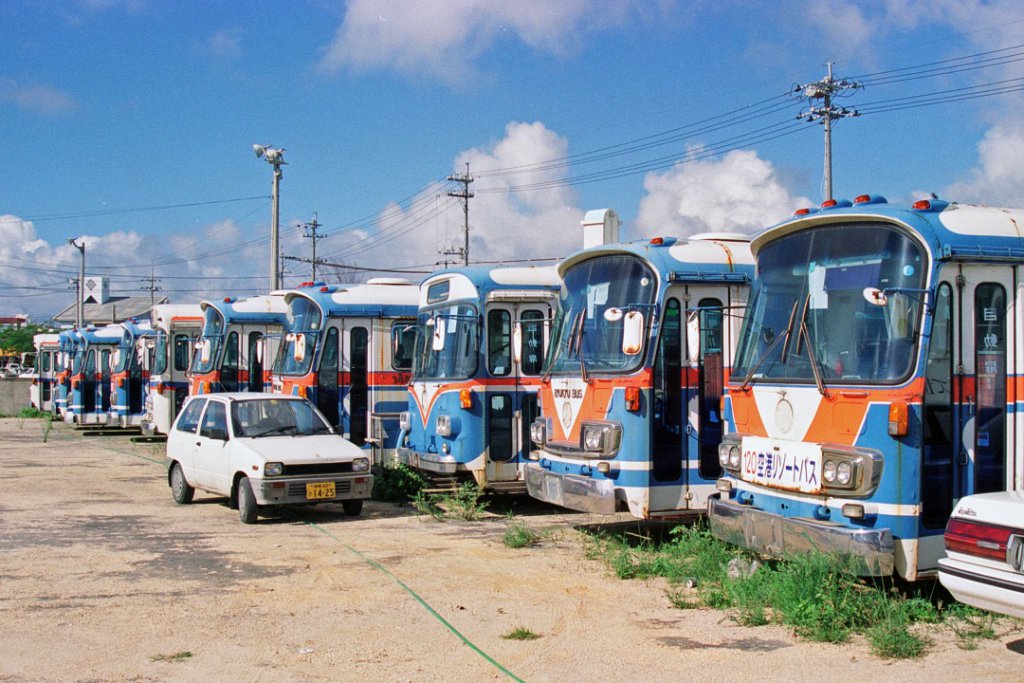 「ちむどんどんのバス」はなぜ左ハンドル？　伝説の沖縄「ナナ・サン・マル」の日　バス大改革の歴史と生き証人