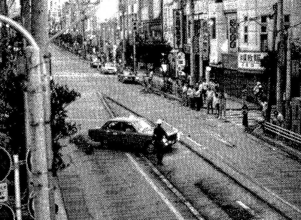 7月30日05:50、車両は右から左へ移動。警察官が誘導している(写真提供/日本バス友の会)
