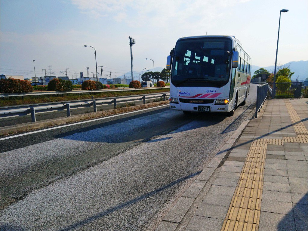 PA内バスストップに進入する高速バスの例