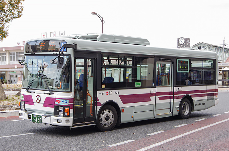 町中で見られる路線バス車両の多くは、約3mの高さで作られている。