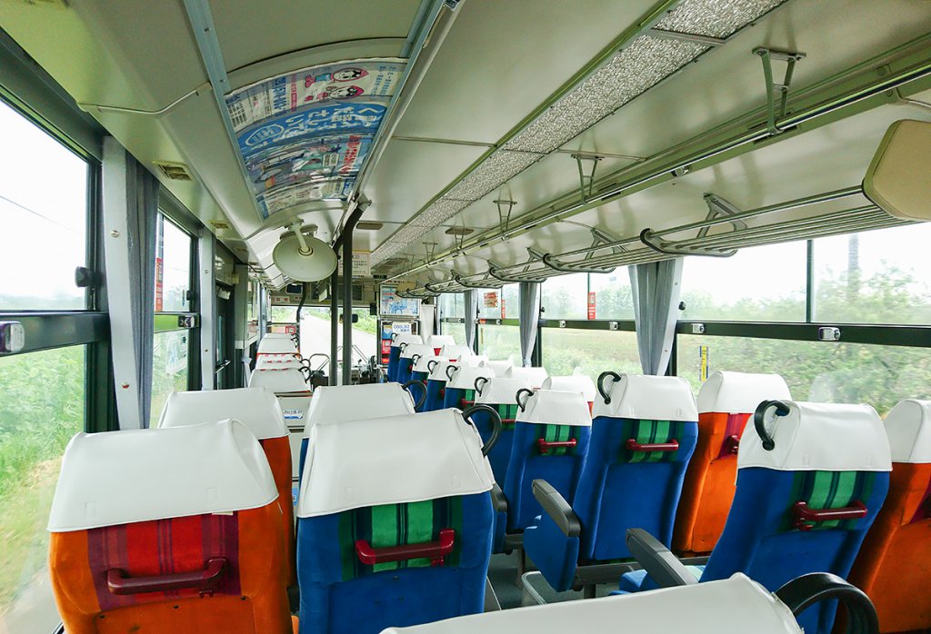 一直線に棚が続く、北海道北見バスの三菱ふそうエアロスター（1990年代後半製造）。