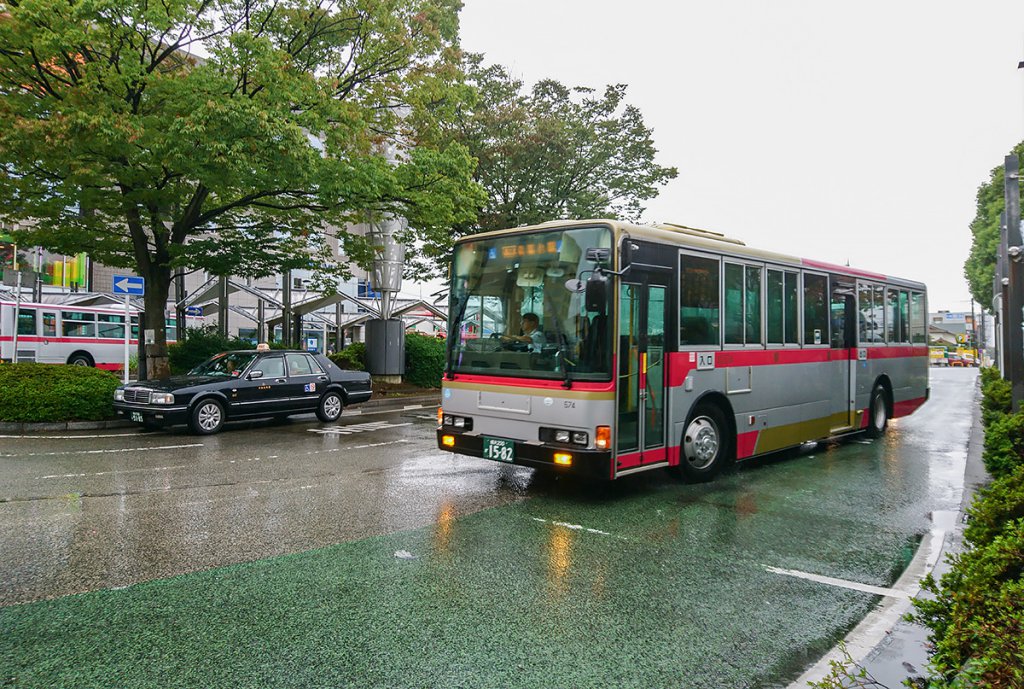 朝の時間帯に一般路線バスとして使用される東急のワンロマ車